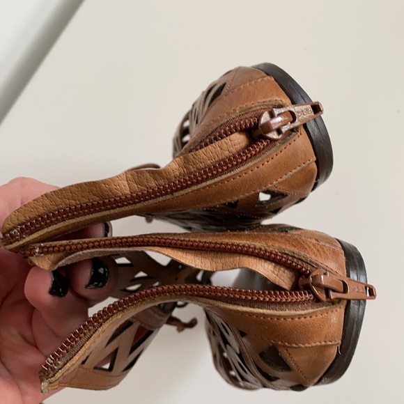 Tan gladiator style flat sandals - Picture 3 of 6